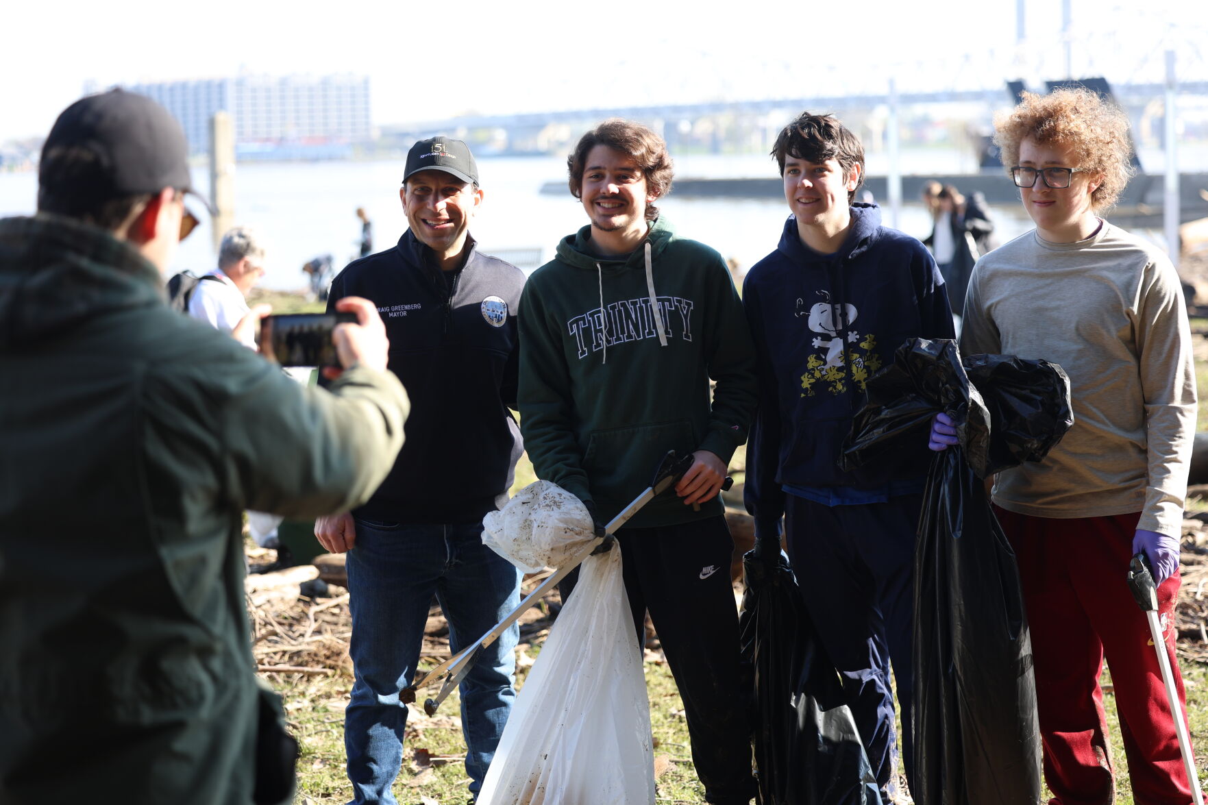 Mayor Craig Greenberg takes photo with volunteers